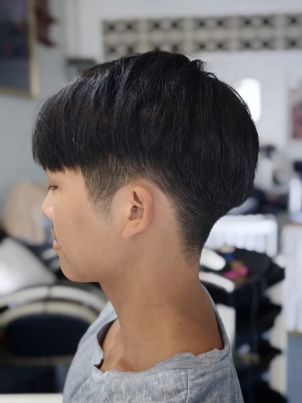 Short men’s cut with a fringe, seen from the side